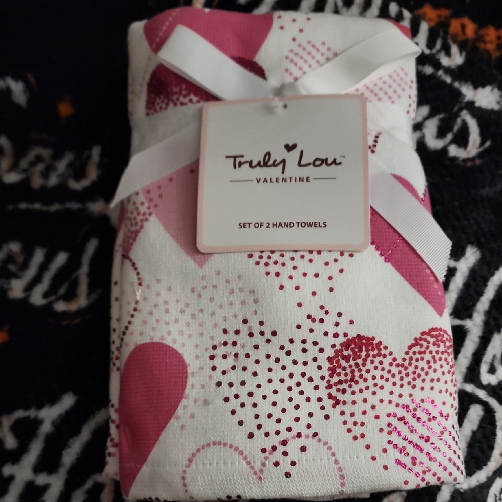✨️🩷NWT TRULY LOU VALENTINE 2PC SET OF HAND TOWELS✨️🩷✨️🩷